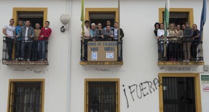 Vecinos de Espeluy, encerrados en el Ayuntamiento por la parálisis municipal.