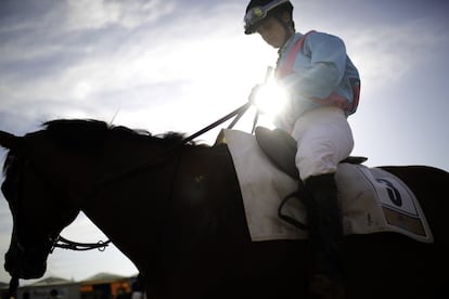 Sanlúcar de Barrameda (Cádiz) no es Ascot (condado inglés de Berkshire), donde la alta sociedad británica se exhibe. En la imagen, una amazona se prepara antes de la carrera.