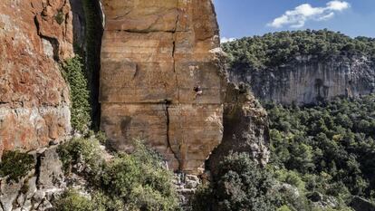 Un escalador en el sector El Cargol, en Siurana (Tarragona).