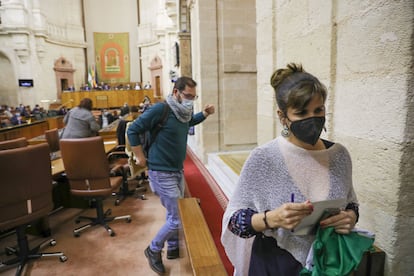 La diputada no adscrita Teresa Rodríguez abandona el Pleno del Parlamento andaluz.