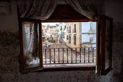 Vistas de una calle afectada por la riada desde la ventana de una casa.