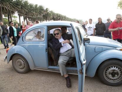 Jose Mujica llega a votar en su coche este domingo