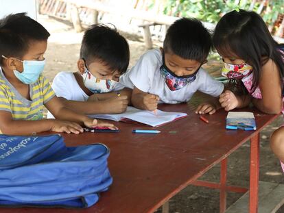 Niños en una escuela al aire libre durante la pandemia en Ecuador.