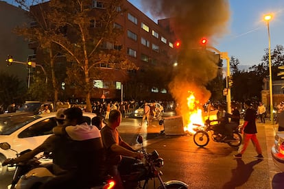Las protestas por la muerte de Mahsa Amini en una comisaría de la Policía de la Moral —que vigila el cumplimiento de las normas islámicas, en especial, en la vestimenta de las mujeres— no se aplacan, cuatro días después del fallecimiento de esta joven kurda de 22 años que el pasado martes fue detenida por una patrulla policial en Teherán, la capital iraní, por llevar mal colocado el velo islámico y mostrar parte de su cabello.