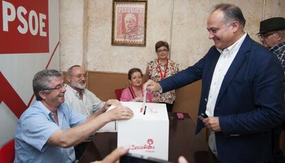 Joan Calabuig durante la votaci&oacute;n ayer en las primarias. 