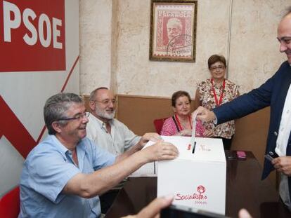 Joan Calabuig durante la votaci&oacute;n ayer en las primarias. 