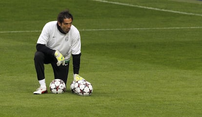 Buffon, durante el entrenamiento en el Santiago Bernabéu.