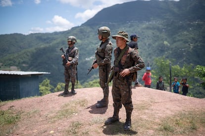 Soldados guatemaltecos vigilan los alrededores de un sitio donde se refugian los mexicanos en Ampliación Nueva Reforma, Huehuetenango (Guatemala). El 25 de julio de 2024.