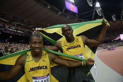 Usain Bolt celebra la medalla de oro junto a su compa&ntilde;ero Yohan Blake.