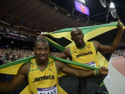 Usain Bolt celebra la medalla de oro junto a su compa&ntilde;ero Yohan Blake.