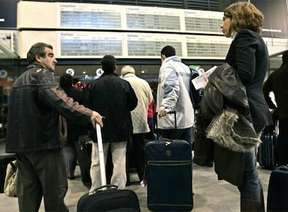 No se han registrado heridos, pero los viajeros afectados son unos 4.700, según cálculos de Renfe. Las Estaciones del AVE en Sevilla y Madrid han recibido numerosas reclamaciones.