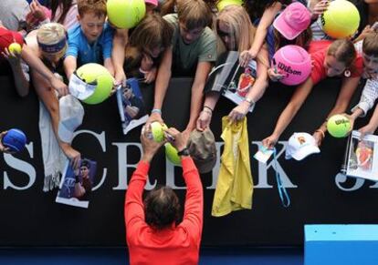 Rafa Nadal firmando autógrafos tras ganar el partido en el Abierto de Australia