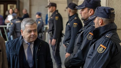 El exviceconsejero de Empleo, Agustín Barberá , a su llegada a la Audiencia de Sevilla para conocer la sentencia de los ERE en noviembre de 2019.