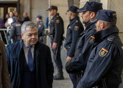 El exviceconsejero de Empleo, Agustín Barberá , a su llegada a la Audiencia de Sevilla para conocer la sentencia de los ERE en noviembre de 2019.