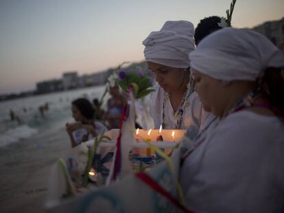 Fi&eacute;is deixam flores e oferendas para Iemanj&aacute; na praia de Copacabana, no Rio de Janeiro, no &uacute;ltimo dia 29. 