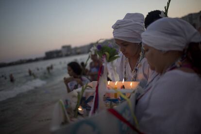 Fiéis deixam flores e oferendas para Iemanjá na praia de Copacabana, no Rio de Janeiro, no último dia 29.