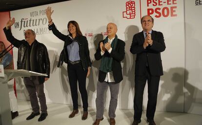 Ángel Gabilondo (d), junto a Odón Elorza (2d) y Idoia Mendia durante un acto en San Sebastián.