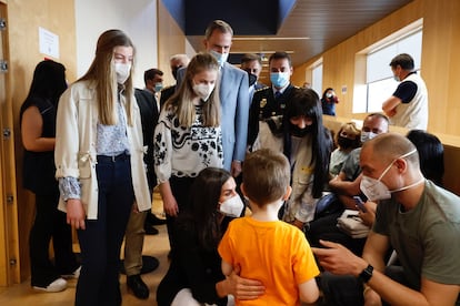 Visita de los Reyes y sus hijas a un centro de refugiados ucranios en Madrid, el 16 de abril.