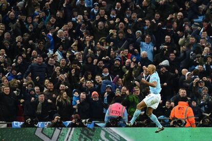 Vincent Kompany con la afición del Manchester City el segundo gol de la final.