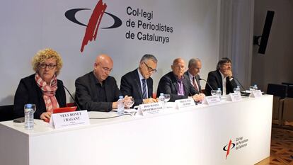 Neus Bonet, presidenta del Col·legi de Periodistes, amb Joan Manuel Tresserras, Miquel Puig, Jaume Ferrús, Joan Majó i Enric Marin.