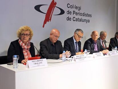 Neus Bonet, presidenta del Col·legi de Periodistes, amb Joan Manuel Tresserras, Miquel Puig, Jaume Ferrús, Joan Majó i Enric Marin.