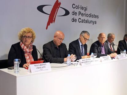 Neus Bonet, presidenta del Colegio de Periodistas, con Joan Manuel Tresserras, Miquel Puig, Jaume Ferr&uacute;s, Joan Maj&oacute; y Enric Marin.