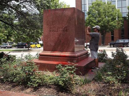 El monumento a los soldados y los marineros confederados, sin estatua. 