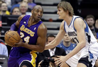 Kobe Bryant protege el balón de Kirilenko.