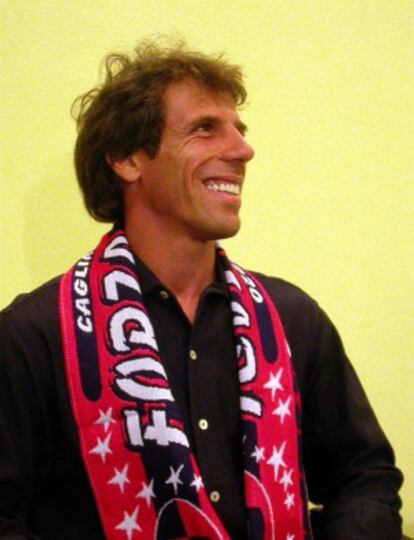 Zola, con una bufanda del Cagliari en una imagen de 2003.