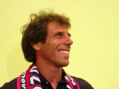 Zola, con una bufanda del Cagliari en una imagen de 2003.
