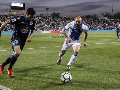 Juanfran, del Deportivo, conduce la pelota ante Amrabat.