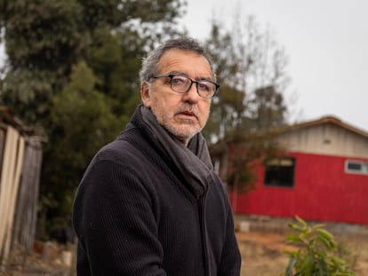 El escritor chileno Marcelo Mellado, retratado en su casa de Placilla de Peñuelas, en Valparaíso, este jueves.