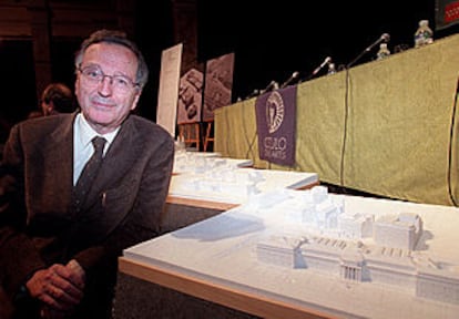 Rafael Moneo, ante la maqueta de la ampliación del Museo del Prado.