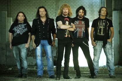 Manuel Martínez, en el centro, con los componentes de Medina Azahara