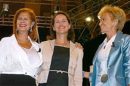 María Teresa Fernández de la Vega, Segolene Royal y Carmen Alborch, antes de la mesa redonda sobre políticas de igualdad.