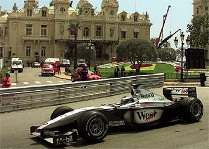 Un coche pasa ante el casino de Montecarlo en una edición de la carrera de fórmula 1.