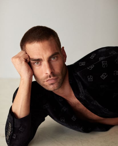 Jon Kortajarena posa en exclusiva para ICON y viste Dolce&Gabbana.