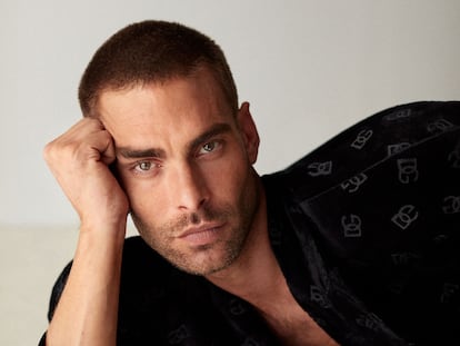 Jon Kortajarena posa en exclusiva para ICON y viste Dolce&Gabbana.