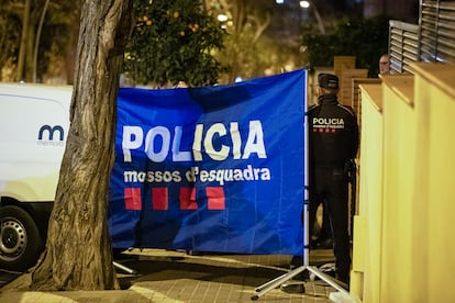 Los Mossos d'Esquadra, este lunes en el exterior del piso del distrito barcelonés de Horta.