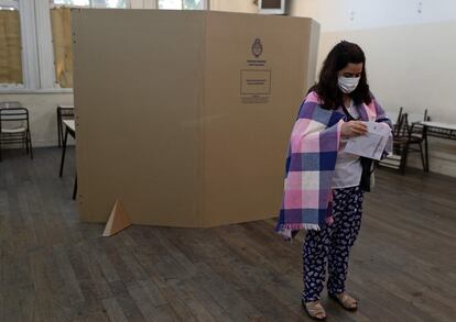 Una mujer vota durante la jornada electoral de este domingo, en Argentina.