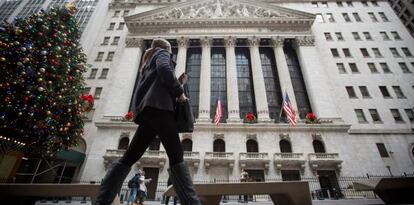 Una transeúnte pasa este jueves ante la sede de la Bolsa de Nueva York.