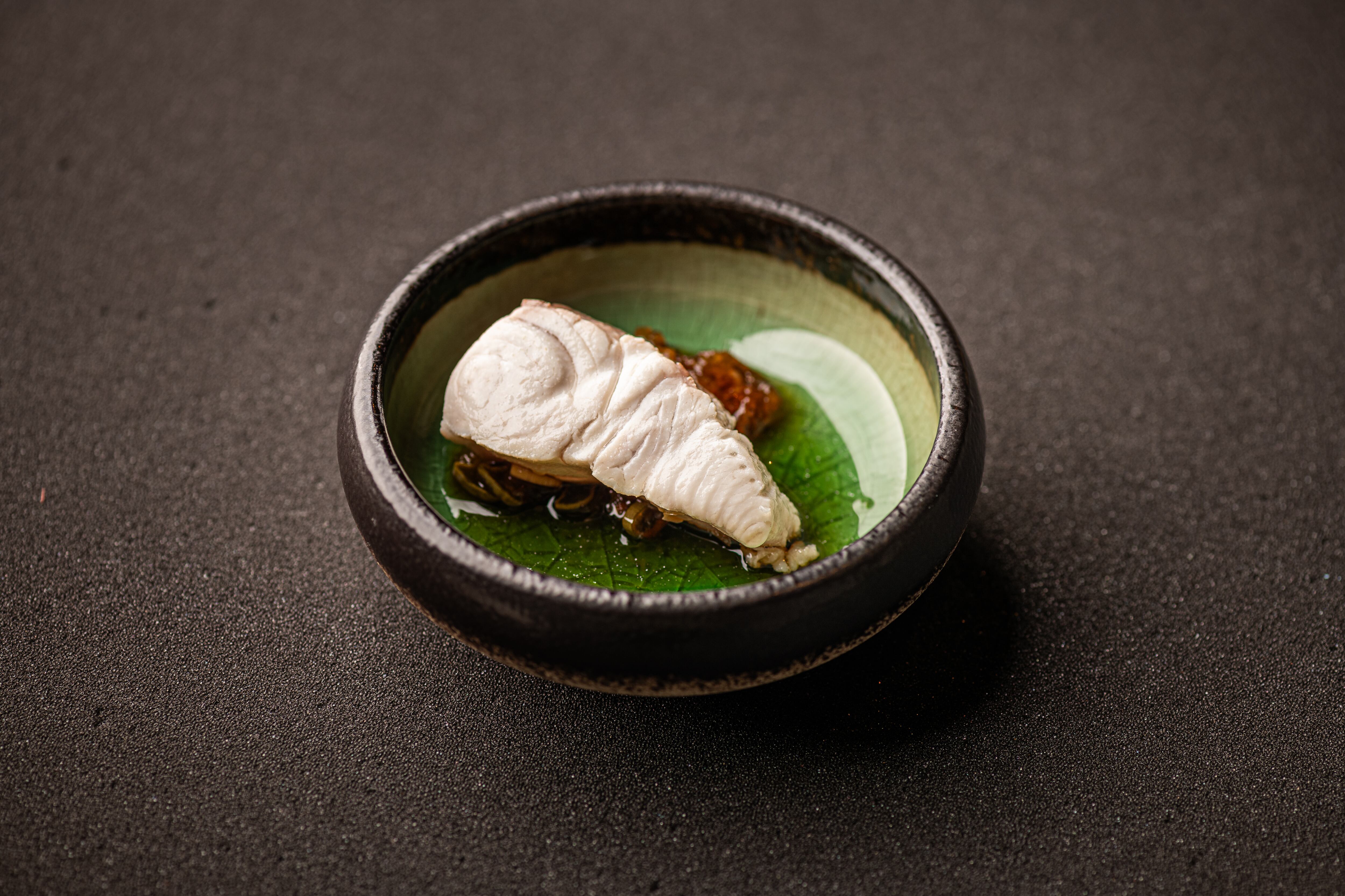 Plato de 'shioyaki' (pescado a la brasa) de rodaballo. Imagen proporcionada por el restaurante Sen Omakase.