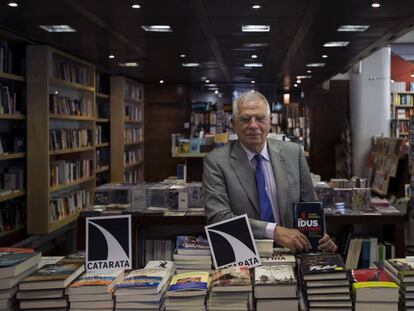 El exministro Josep Borrell presenta su libro 'Los idus de octubre' en Madrid.