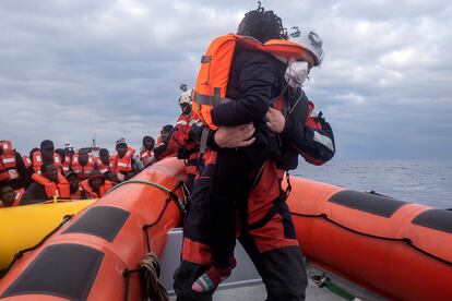 Un miembro del equipo del 'Sea-Watch 3' ayuda a abordar a un niño durante una operación de rescate en el Mediterráneo el 26 de febrero.