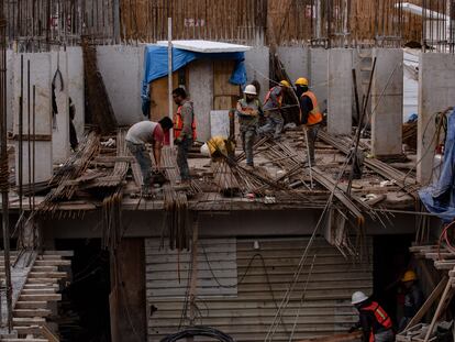 En la imagen, aspectos de trabajadores de la construcción en la alcaldía Benito Juárez de la Ciudad de México.