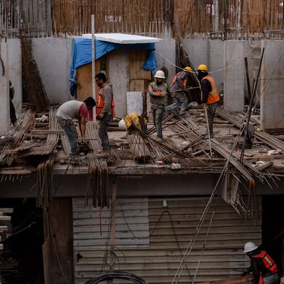 12 de agosto de 2022. CDMX. Fachadas de diversos edificios habitacionales en la alcaldia Benito Juárez. En la imagen, aspectos de trabajadores de la contrucción en en la colonia Miravalle. Foto: Quetzalli Nicte Ha