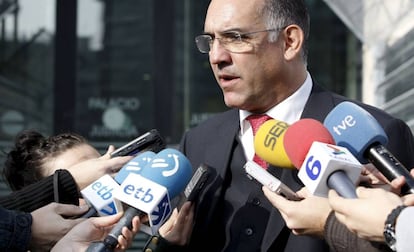 El abogado Miguel Alonso Belza atiende a los medios en 2008.