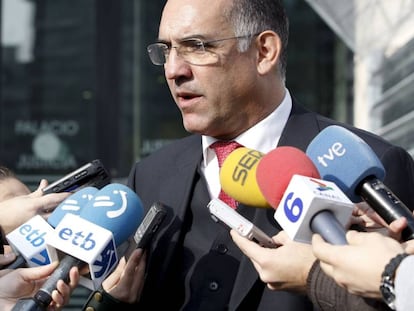 El abogado Miguel Alonso Belza atiende a los medios en 2008.