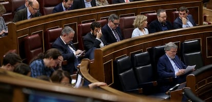 El ministro de Educación, Íñigo Méndez de Vigo, en el primer banco, durante el pleno celebrado el 5 de abril.