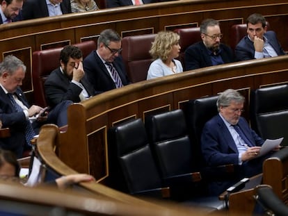 El ministro de Educación, Íñigo Méndez de Vigo, en el primer banco, durante el pleno celebrado el 5 de abril.